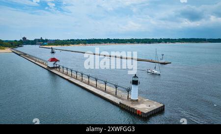 Vue aérienne du phare de North Pier et voilier sur le lac Michigan Banque D'Images