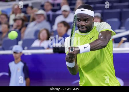 18 août 2024, Mason, Ohio, U. S : Frances Tiafoe (USA) frappe un revers à deux mains lors de la demi-finale de Sundayâ€™ de l'Open de Cincinnati au Lindner Family Tennis Center, Mason, Ohio. (Crédit image : © Scott Stuart/ZUMA Press Wire) USAGE ÉDITORIAL SEULEMENT! Non destiné à UN USAGE commercial ! Banque D'Images