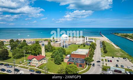 Vue aérienne du phare de Kenosha Water Tower et du lac Michigan Banque D'Images