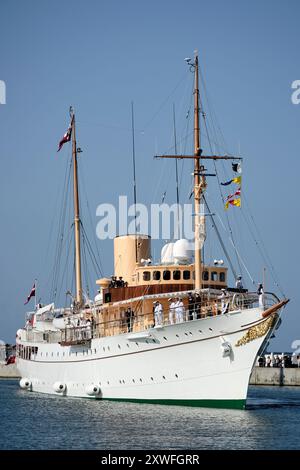 Bornholm, Danemark. 19 août 2024. Le roi Frederik X et la reine Mary visitent la municipalité régionale de Bornholm, le lundi 19 août 2024. Le couple royal arrive avec le navire royal Dannebrog au Honnoerkajen dans le port de Roenne. Ici leurs Majestés sont reçus par, entre autres, le maire Jacob Troest. Un clin d'œil est levé, et le Royal Life Guards Music corps joue « King Christian ». (Photo : Pelle Rink/Scanpix 2024) crédit : Ritzau/Alamy Live News Banque D'Images