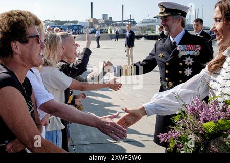 Bornholm, Danemark. 19 août 2024. Le roi Frederik X et la reine Mary visitent la municipalité régionale de Bornholm, le lundi 19 août 2024. Le couple royal arrive avec le navire royal Dannebrog au Honnoerkajen dans le port de Roenne. Ici leurs Majestés sont reçus par, entre autres, le maire Jacob Troest. Un clin d'œil est levé, et le Royal Life Guards Music corps joue « King Christian ». (Photo : Pelle Rink/Scanpix 2024) crédit : Ritzau/Alamy Live News Banque D'Images