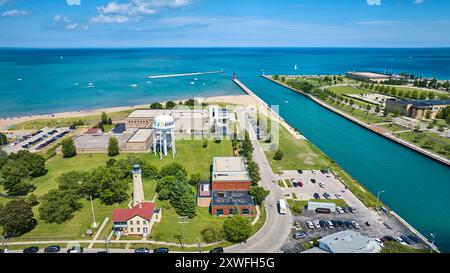 Vue aérienne du phare de Kenosha Water Tower et du canal le jour ensoleillé Banque D'Images