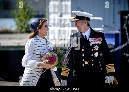 Bornholm, Danemark. 19 août 2024. Le roi Frederik X et la reine Mary visitent la municipalité régionale de Bornholm, le lundi 19 août 2024. Le couple royal arrive avec le navire royal Dannebrog au Quai honoraire dans le port de Roenne. Ici leurs Majestés sont reçus par, entre autres, le maire Jacob Troest. Un clin d'œil est levé, et le Royal Life Guards Music corps joue « King Christian ». (Photo : Pelle Rink/Scanpix 2024) crédit : Ritzau/Alamy Live News Banque D'Images