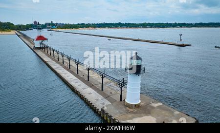 Vue aérienne de deux phares sur la jetée au-dessus du lac Michigan Banque D'Images