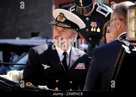 Bornholm, Danemark. 19 août 2024. Le roi Frederik X et la reine Mary visitent la municipalité régionale de Bornholm, le lundi 19 août 2024. Le couple royal arrive avec le navire royal Dannebrog au Honnoerkajen dans le port de Roenne. Ici leurs Majestés sont reçus par, entre autres, le maire Jacob Troest. Un clin d'œil est levé, et le corps musical des Royal Life Guards joue « King Christian ». (Photo : Pelle Rink/Scanpix 2024) crédit : Ritzau/Alamy Live News Banque D'Images