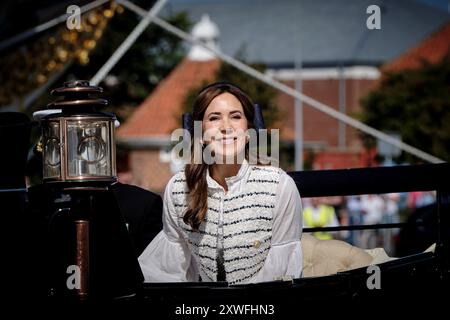 Bornholm, Danemark. 19 août 2024. Le roi Frederik X et la reine Mary visitent la municipalité régionale de Bornholm, le lundi 19 août 2024. Le couple royal arrive avec le navire royal Dannebrog au Honnoerkajen dans le port de Roenne. Ici, leurs Majestés sont reçus par, entre autres, le maire Jacob Troest. Un clin d'œil est levé, et le Royal Life Guards Music corps joue « King Christian ». (Photo : Pelle Rink/Scanpix 2024) crédit : Ritzau/Alamy Live News Banque D'Images