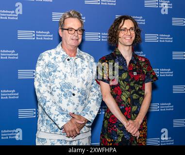 Le comédien et auteur Julian Clary et l'illustrateur Harry Woodgate au Festival international du livre d'Édimbourg, Écosse, Royaume-Uni Banque D'Images