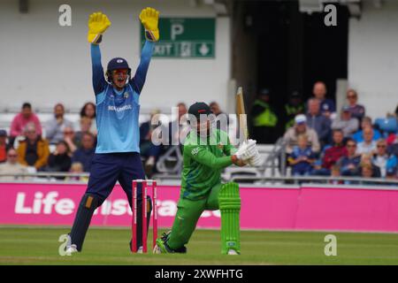 Leeds, Angleterre, 29 mai 2022. Arron Lilley battant pour Leicester Foxes contre Yorkshire Vikings dans un match T20 à Headingley. Le gardien du guichet est Tom Kohler-Cadmore. Crédit Colin Edwards Banque D'Images