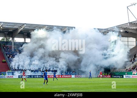 Offenbach, Deutschland. 19 août 2024. Pyrotechnik im Fanblock von dem 1. FC Magdeburg, GER, Kickers Offenbach vs. 1. FC Magdeburg, Fussball, DFB Pokal, 1. Runde, saison 2024/2025, 19.08.2024. LA RÉGLEMENTATION DFB INTERDIT TOUTE UTILISATION DE PHOTOGRAPHIES COMME SÉQUENCES D'IMAGES ET/OU QUASI-VIDÉO. Foto : Eibner-Pressefoto/Florian Wiegand crédit : dpa/Alamy Live News Banque D'Images