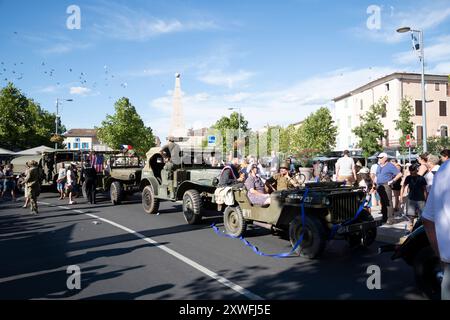 Saint-Maximin-la-Sainte-Baume, France, 19 août 2024. Le 19 août 1944, Saint-Maximin-la-Sainte-Baume est libéré par les chars de la 1re division blindée du général de Vigier. Quatre-vingts ans plus tard, la ville organise un événement qui comprend un défilé avec d’authentiques véhicules de la seconde Guerre mondiale, en partenariat avec le souvenir Français. Crédit : David GABIS/Alamy Live News Banque D'Images