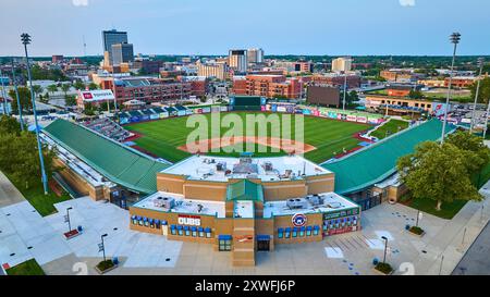 Antenne du stade de baseball four Winds Field et de South Bend Skyline Banque D'Images
