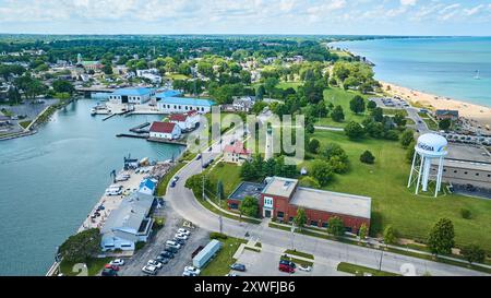 Vue aérienne du port de Kenosha et du phare sur le lac Michigan Banque D'Images