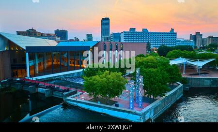Coucher de soleil urbain aérien sur South Bend Riverfront Plaza Banque D'Images