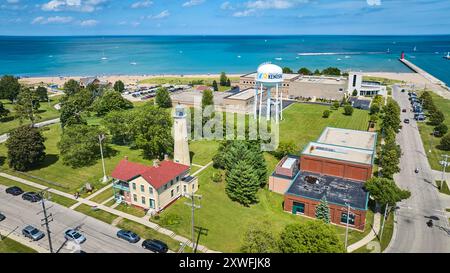 Vue aérienne du phare de Kenosha et du château d'eau sur le lac Michigan Banque D'Images