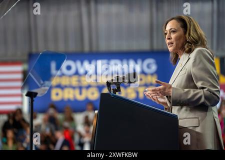 Largo (États-Unis d'Amérique). 15 août 2024. U. Le vice-président Kamala Harris prononce un discours sur la réduction des coûts pour le peuple américain lors d'une annonce de Medicare sur les médicaments sur ordonnance, le 15 août 2024, à Largo, Maryland. Crédit : Lawrence Jackson/White House photo/Alamy Live News Banque D'Images