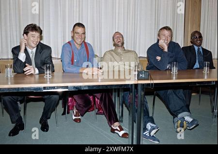 Photocall pour la première britannique de Lock, Stock et Two Smoking Barrels lors du Festival du film d'Édimbourg, 23/8/98. De gauche à droite se trouvent Dexter Fletcher, Vinnie Jones, Jason Statham, Guy Ritchie, directeur, et vas Blackwood. Banque D'Images