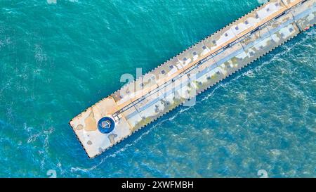 Vue aérienne de haut en bas de la jetée en béton et du phare sur le lac Michigan Banque D'Images