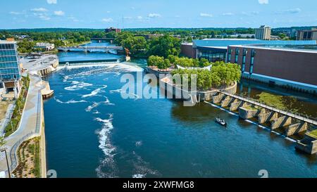 Vue aérienne de South Bend Riverfront avec architecture moderne et verdure Banque D'Images