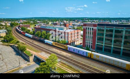 Train aérien de fret à travers le paysage urbain de South Bend Banque D'Images