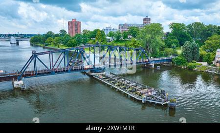 Vue aérienne du Blue Swing Bridge au-dessus de la rivière produit Joseph Banque D'Images