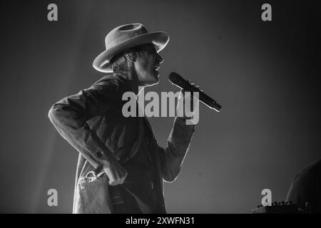 Irving, Texas, États-Unis. 18 août 2024. Le chanteur de Jane's Addiction, PERRY FARRELL, lors du set du groupe à Toyota Music Factory à Irving. Le groupe participe actuellement à une tournée nord-américaine en 2024 avec Love and Rockets. (Crédit image : © Brian McLean/ZUMA Press Wire) USAGE ÉDITORIAL SEULEMENT! Non destiné à UN USAGE commercial ! Banque D'Images