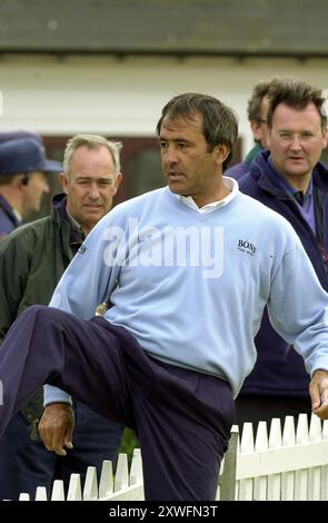 Le golfeur Seve Ballesteros prend un raccourci à Benson et Hedges International au Belfrey 11/5/00 Banque D'Images