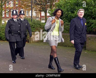 Denise Lewis arrive à la réception civique de Wolverhampton après avoir remporté la médaille d'or olympique à l'heptathlon féminin. 13/11/00 Banque D'Images