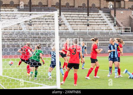 Stockholm, Stockholm, Suède. 19 août 2024. Djurgarden 24 Louise Hvarfner marque le but 1-0 derrière la gardienne de BP 20 Emilia pendant le match en OBOS entre Djurgarden et BP sur le Stadion le 19 août à Stockholm (crédit image : © Johan Dali/ZUMA Press Wire) USAGE ÉDITORIAL SEULEMENT! Non destiné à UN USAGE commercial ! Banque D'Images