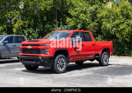 Plainfield - 11 août 2024 : présentoir à quatre roues motrices à cabine multiplace Silverado 2500 de Chevrolet. Chevrolet propose le Silverado 2500 avec un moteur V8 de 6,6 l à injection directe. MY:20 Banque D'Images