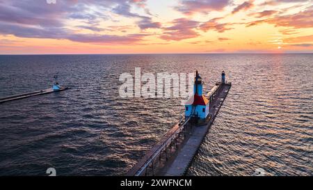 Vol aérien au-dessus des phares au coucher du soleil sur le lac Michigan Banque D'Images