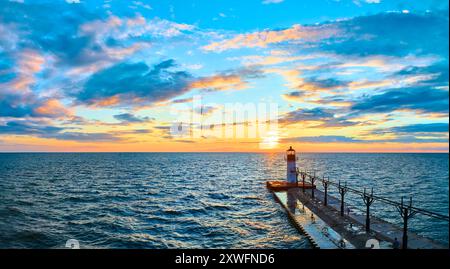 Vol aérien à travers le phare de St Joseph au coucher du soleil au-dessus de la jetée Banque D'Images