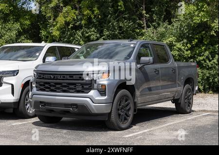 Plainfield - 11 août 2024 : présentoir à quatre roues motrices à cabine multiplace Silverado 1500 de Chevrolet. Chevrolet propose le Silverado 1500 avec un moteur Turbomax 4 cylindres de 2,7 litres. MY:20 Banque D'Images