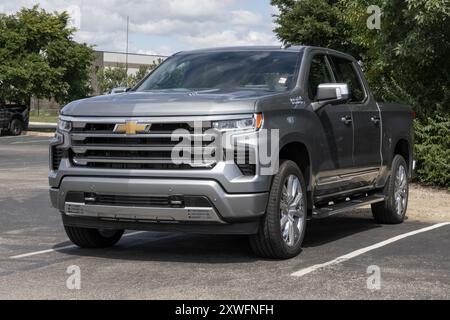 Plainfield - 11 août 2024 : présentoir à quatre roues motrices du Silverado 1500 High Country Crew de Chevrolet. Chevrolet propose le Silverado 1500 avec un moteur V8 Ecotec de 6,2 L. MON Banque D'Images