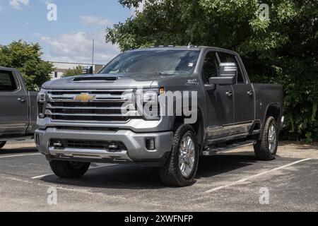 Plainfield - 11 août 2024 : présentoir à 4 roues motrices du Silverado 2500 High Country de Chevrolet. Chevrolet propose le Silverado 2500 équipé d'un moteur diesel Duramax 6,6 L. MON Banque D'Images