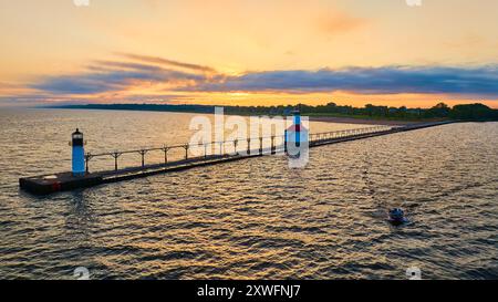 Vue aérienne au coucher du soleil de la jetée avec deux phares sur le lac Michigan Banque D'Images