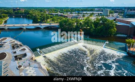 Vue aérienne du barrage riverain South Bend et ponts en mouvement Banque D'Images
