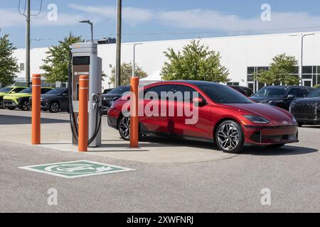 Avon - 11 août 2024 : Hyundai IONIQ 6 EV à une station de recharge. Hyundai offre le IONIQ 6 avec une autonomie de 240 à 361 milles par charge maximale. Banque D'Images