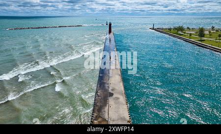 Vue aérienne de Kenosha Lighthouse Pier et Breakwater sur le lac Michigan Banque D'Images