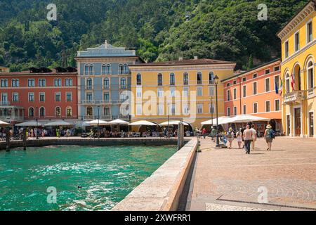 Pittoresques maisons italiennes colorées dans le petit port de la ville historique de Riva del Garda, situé au bord nord du lac de Garde, en Italie Banque D'Images