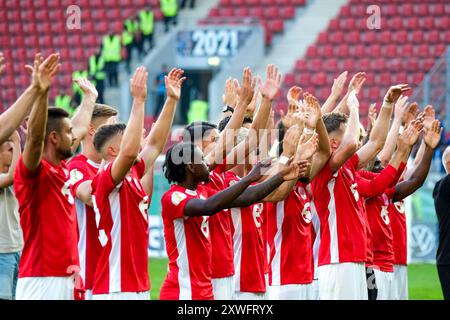 Offenbach, Deutschland. 19 août 2024. Die Spieler von Kickers Offenbach feiern den SIEG, GER, Kickers Offenbach vs. 1. FC Magdeburg, Fussball, DFB Pokal, 1. Runde, saison 2024/2025, 19.08.2024. LA RÉGLEMENTATION DFB INTERDIT TOUTE UTILISATION DE PHOTOGRAPHIES COMME SÉQUENCES D'IMAGES ET/OU QUASI-VIDÉO. Foto : Eibner-Pressefoto/Florian Wiegand crédit : dpa/Alamy Live News Banque D'Images