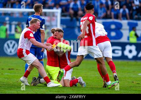 Offenbach, Deutschland. 19 août 2024. Die Spieler von Kickers Offenbach feiern den SIEG, GER, Kickers Offenbach vs. 1. FC Magdeburg, Fussball, DFB Pokal, 1. Runde, saison 2024/2025, 19.08.2024. LA RÉGLEMENTATION DFB INTERDIT TOUTE UTILISATION DE PHOTOGRAPHIES COMME SÉQUENCES D'IMAGES ET/OU QUASI-VIDÉO. Foto : Eibner-Pressefoto/Florian Wiegand crédit : dpa/Alamy Live News Banque D'Images