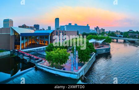 Vue aérienne de South Bend Riverfront au coucher du soleil avec architecture moderne Banque D'Images