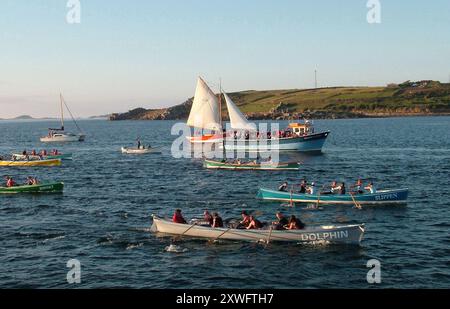 Concerts de course dans le soleil du soir un jour de printemps suivi par des supporters sur des bateaux et Pettifox une réplique de crabère breton. Les courses inter-îles sont chaudement con Banque D'Images