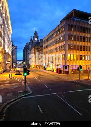 Vue surélevée tôt le matin donnant sur l'eau St Liverpool vers les bâtiments du foie Banque D'Images