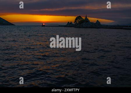 Le soleil se couche sous l'horizon sur la mer Adriatique en Croatie Banque D'Images