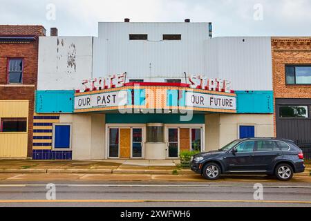 Théâtre d'État abandonné avec une perspective nostalgique Marquee au niveau des yeux Banque D'Images