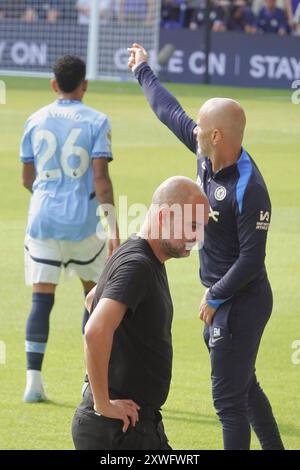 Chelsea, Londres, Royaume-Uni 18 août, 2024 le premier match de la premier League pour Chelsea Football Club et les champions de Manchester City Football Club l'année dernière ont joué à Stamford Bridge. Notre photo montre : (OPS) : le patron de Chelsea Enzo Marcesa instruit ses joueurs comme patron de Man City Pep Guardiola tourne le dos au jeu. Banque D'Images