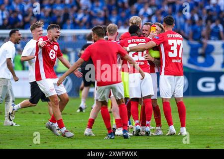 Offenbach, Deutschland. 19 août 2024. Die Spieler von Kickers Offenbach feiern den SIEG, GER, Kickers Offenbach vs. 1. FC Magdeburg, Fussball, DFB Pokal, 1. Runde, saison 2024/2025, 19.08.2024. LA RÉGLEMENTATION DFB INTERDIT TOUTE UTILISATION DE PHOTOGRAPHIES COMME SÉQUENCES D'IMAGES ET/OU QUASI-VIDÉO. Foto : Eibner-Pressefoto/Florian Wiegand crédit : dpa/Alamy Live News Banque D'Images