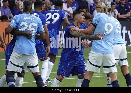 Chelsea, Londres, Royaume-Uni 18 août, 2024 le premier match de la premier League pour Chelsea Football Club et les champions de Manchester City Football Club l'année dernière ont joué à Stamford Bridge. Notre photo montre : (OPS) : Erling Haaland et Enzo Fernandez grappin dans la boîte Banque D'Images