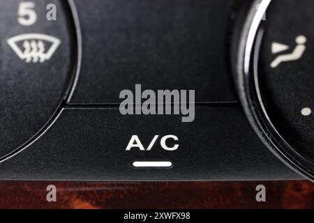 interrupteur de climatisation à l'intérieur d'une voiture d'occasion Banque D'Images